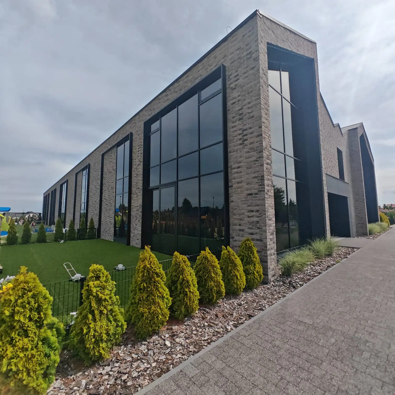 Realizacja fasady aluminiowej w Łochowie pod Bydgoszczą 6