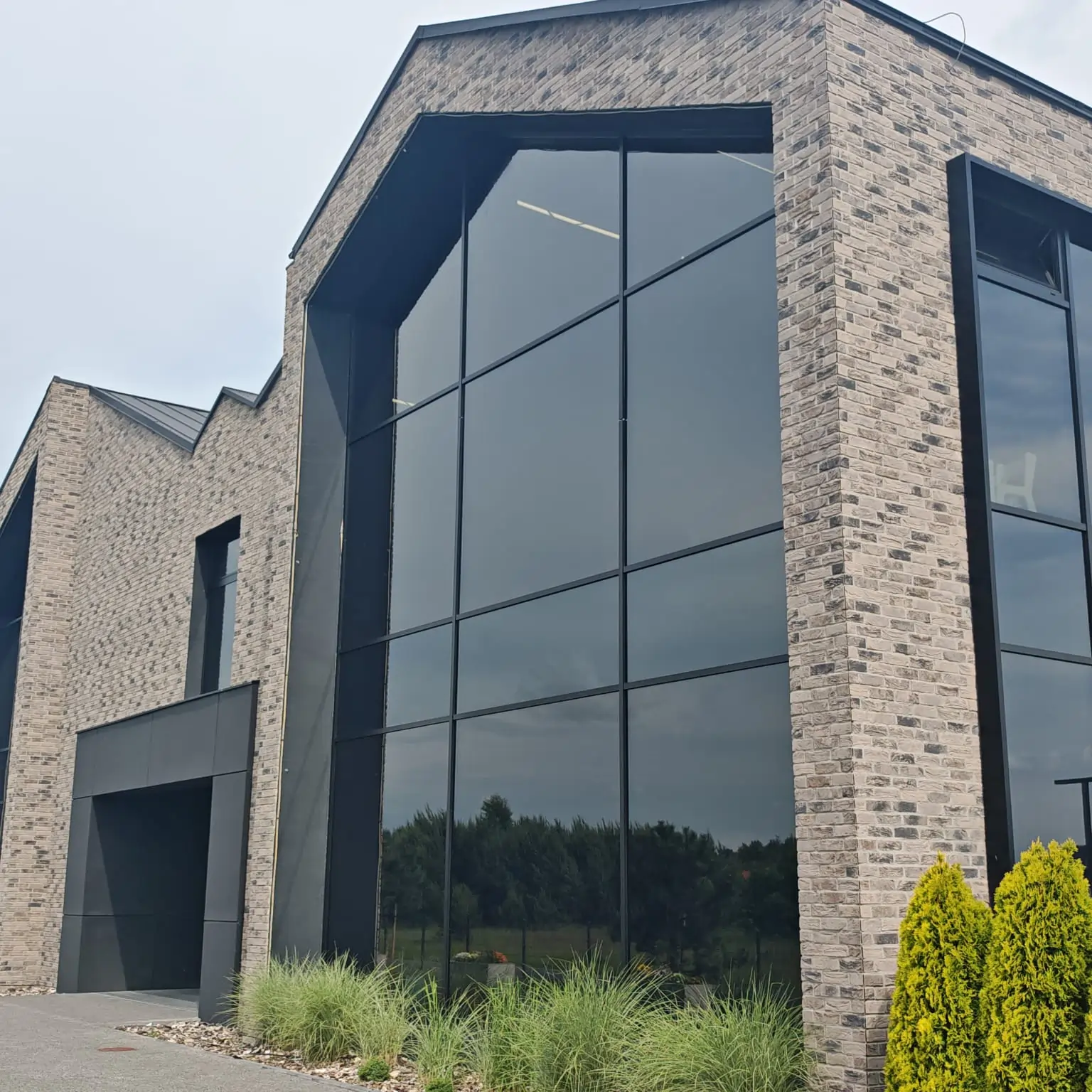 Realizacja fasady aluminiowej w Łochowie pod Bydgoszczą 1